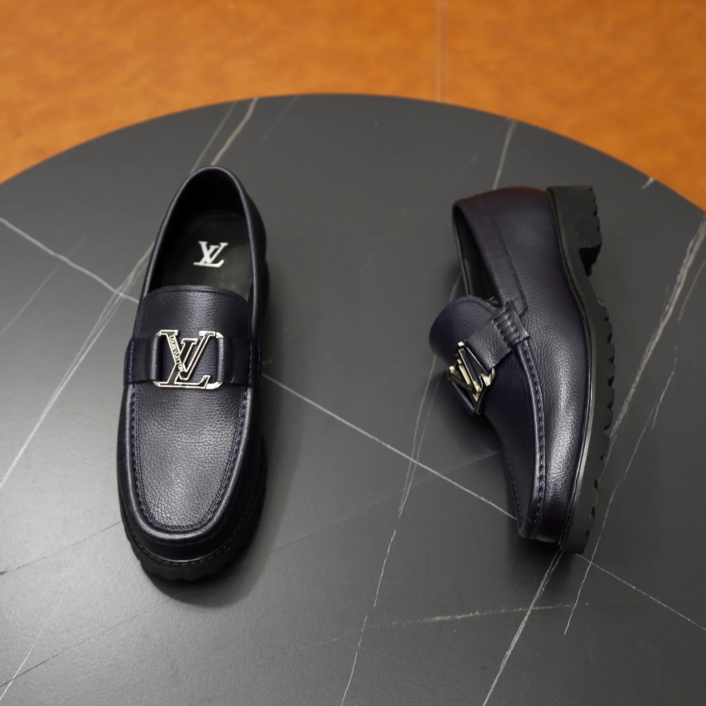 Men's men's shoes💰600💰Louis Vuitton LV men's classic Oxford shoes, men's business formal boutique leather shoes, classic style, almond kernel exquisite toe, ultimate art, the whole shoe is made of imported cow leather (open edge beads), carefully selected, fine pores, excellent gloss, soft texture, strong toughness, durable and not easy to deform, apricot calf leather lining, soft, comfortable, sweat-absorbent and breathable. Foam outsole, original box and dust bag packaging! Size: 38–44 (45/46 customized)